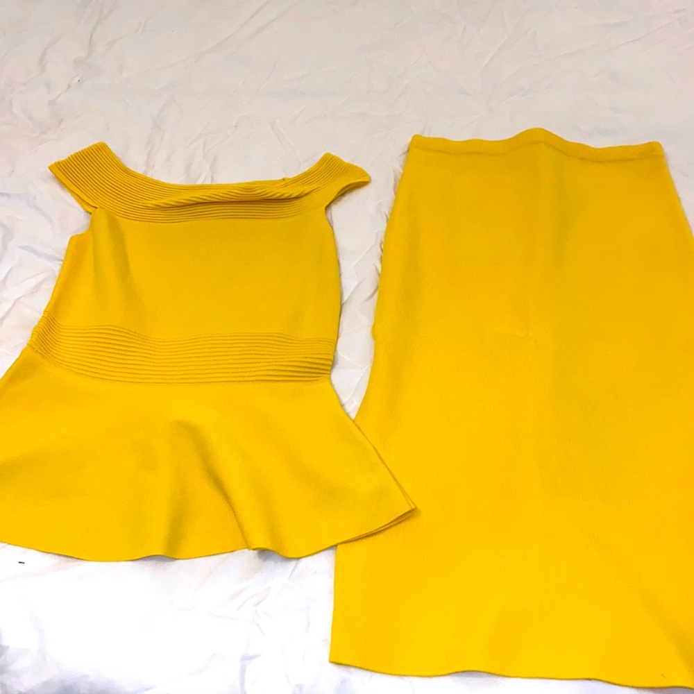 NWOT Eva Mendes Sweater Skirt Set Yellow Small
